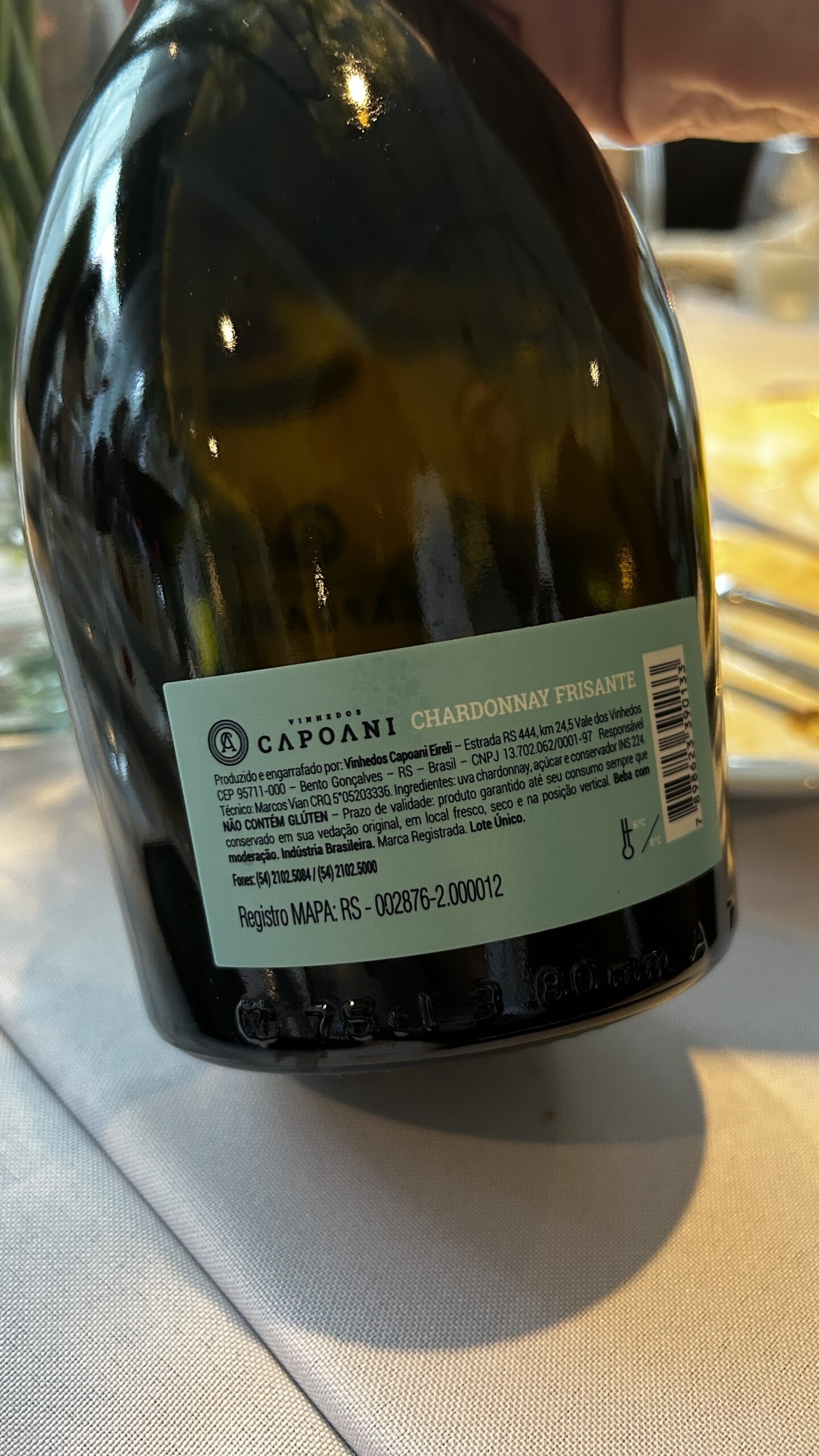 Produto: Vinho Espumante Chardonnay Frisante Marca: Vinhedos Capoani Características: - Tipo: Vinho espumante frisante - Variedade: Chardonnay - Volume: 750 ml (75 cl) - Produzido e engarrafado por: Vinhedos Capoani Eireli - Localização: Estrada RS 444, km 24,5 Vale dos Vinhedos, Bento Gonçalves, RS, Brasil - Ingredientes: Uva Chardonnay, água, açúcar e conservador INS 224 - Informações adicionais: Não contém glúten, deve ser consumido gelado, em local fresco, seco e na posição vertical. - Registro MAPA: RS - 002876-2.000012 - Contato: (54) 2102.5084 / (54) 2102.5000