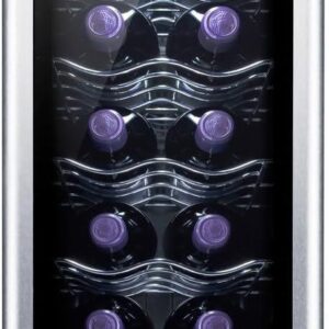 **Produto:** Adega Electrolux 12 Garrafas Uma Porta Acabamento em Alumínio **Descrição Geral:** A Adega Electrolux é projetada para armazenar até 12 garrafas de vinho, oferecendo um ambiente ideal para a preservação das características do vinho. Com um design moderno e elegante, seu acabamento em alumínio e vidro temperado proporciona um visual sofisticado, ideal para qualquer ambiente. **Características Técnicas:** - **Capacidade:** Armazena até 12 garrafas de vinho. - **Porta:** Uma porta de vidro com acabamento em alumínio, que permite visualizar o interior sem abrir. - **Dimensões:** Compacta, ideal para ser colocada em espaços reduzidos, como cozinhas, salas de estar ou adegas pessoais. - **Controle de Temperatura:** Possui um painel digital que permite ajustar a temperatura interna, mantendo-a em um nível ideal para a conservação do vinho (geralmente entre 8°C e 18°C). - **Iluminação Interna:** A iluminação interna em LED proporciona uma visualização clara das garrafas, além de ser eficiente em termos de consumo de energia. - **Gavetas:** Prateleiras em metal que organizam as garrafas de forma segura, evitando o contato entre elas e permitindo fácil acesso. - **Sistema de Resfriamento:** Utiliza um sistema de refrigeração eficiente que garante a temperatura ideal de conservação, minimizando vibrações que podem afetar o vinho. - **Nível de Ruído:** Operação silenciosa, ideal para ambientes residenciais. - **Classificação Energética:** Geralmente classificada como eficiente, contribuindo para a economia de energia elétrica. **Funcionalidades:** - **Display Digital:** Facilita o ajuste da temperatura e proporciona informações em tempo real sobre as condições internas da adega. - **Trava de Segurança:** Algumas versões podem incluir uma opção de travamento para segurança adicional, especialmente em ambientes com crianças. - **Design Ergonômico:** A porta de vidro é projetada para abrir facilmente, e o interior é acessível, permitindo uma rápida seleção da garrafa desejada. **Especificações Adicionais:** - **Cor:** Acabamento em alumínio com porta de vidro escurecido. - **Peso:** Leve o suficiente para facilitar a movimentação, se necessário. - **Garantia:** Geralmente acompanha garantia do fabricante, assegurando a qualidade e o suporte técnico. **Aplicações:** Ideal para amantes de vinho que buscam uma solução prática e eficiente para armazenar suas garrafas, mantendo-as em condições ideais de temperatura e umidade. Perfeita para uso doméstico ou em pequenas vinotecas. Essa descrição detalha as características e funcionalidades da Adega Electrolux de 12 garrafas, permitindo que os potenciais compradores compreendam melhor o produto e suas vantagens.