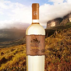 Garrafa Sierra Batuco Chardonnay 750ml sobre paisagem promocional rótulo marrom Valle del Maule Chile