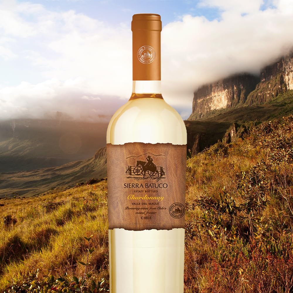 Vinho branco Sierra Batuco Chardonnay 750mL com paisagem de montanha ao fundo rótulo marrom
