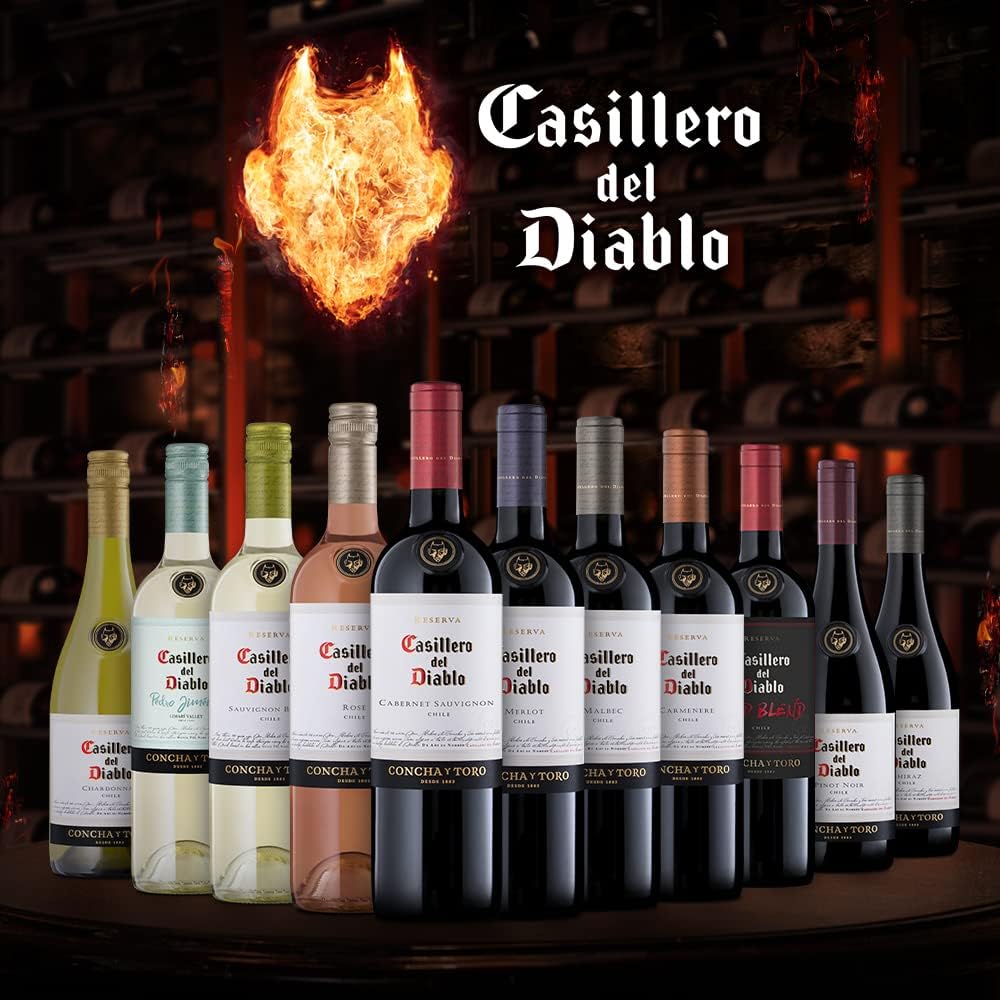 Linha de vinhos Casillero del Diablo exposição de garrafas diversas com logotipo e chama